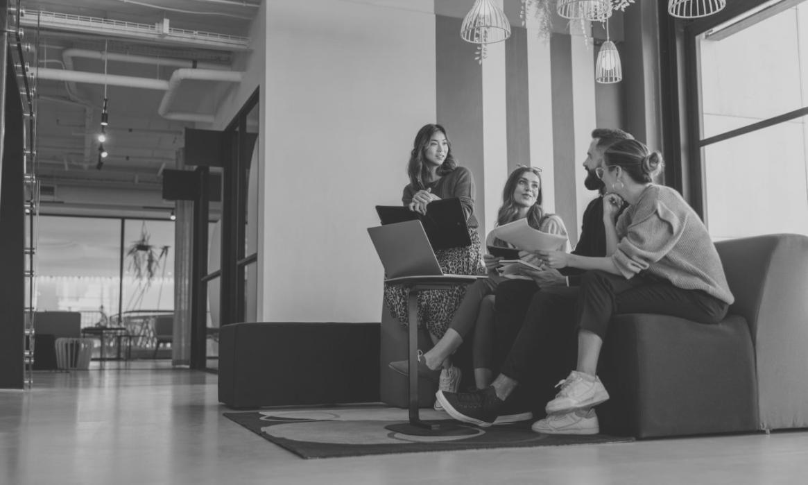 Estudiante configurando espacio de trabajo para sesión de aprendizaje remoto