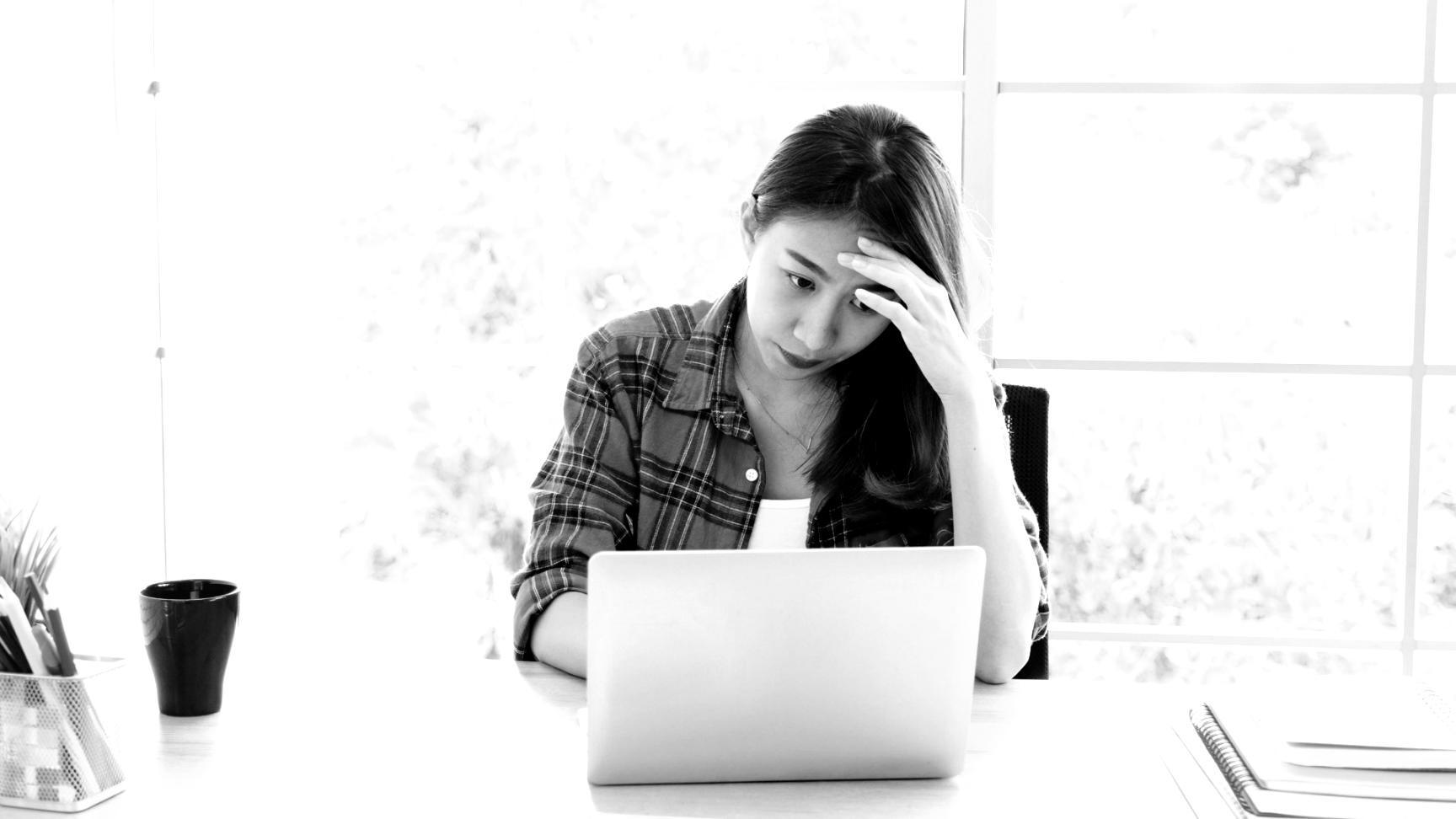 Profesional brindando soporte para optimización de aprendizaje virtual